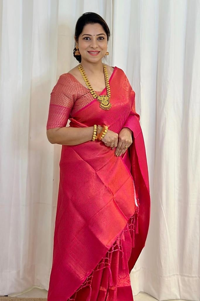 Women Paisley Woven Kanjeevaram Silk Saree with Contrast Border