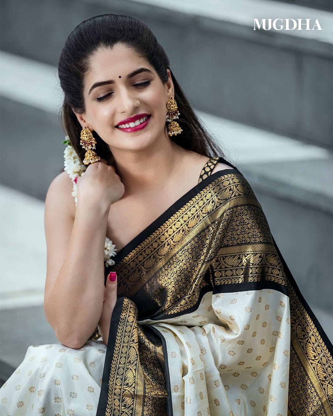 Self Design Kanjivaram Jacquard Saree  (Cream)