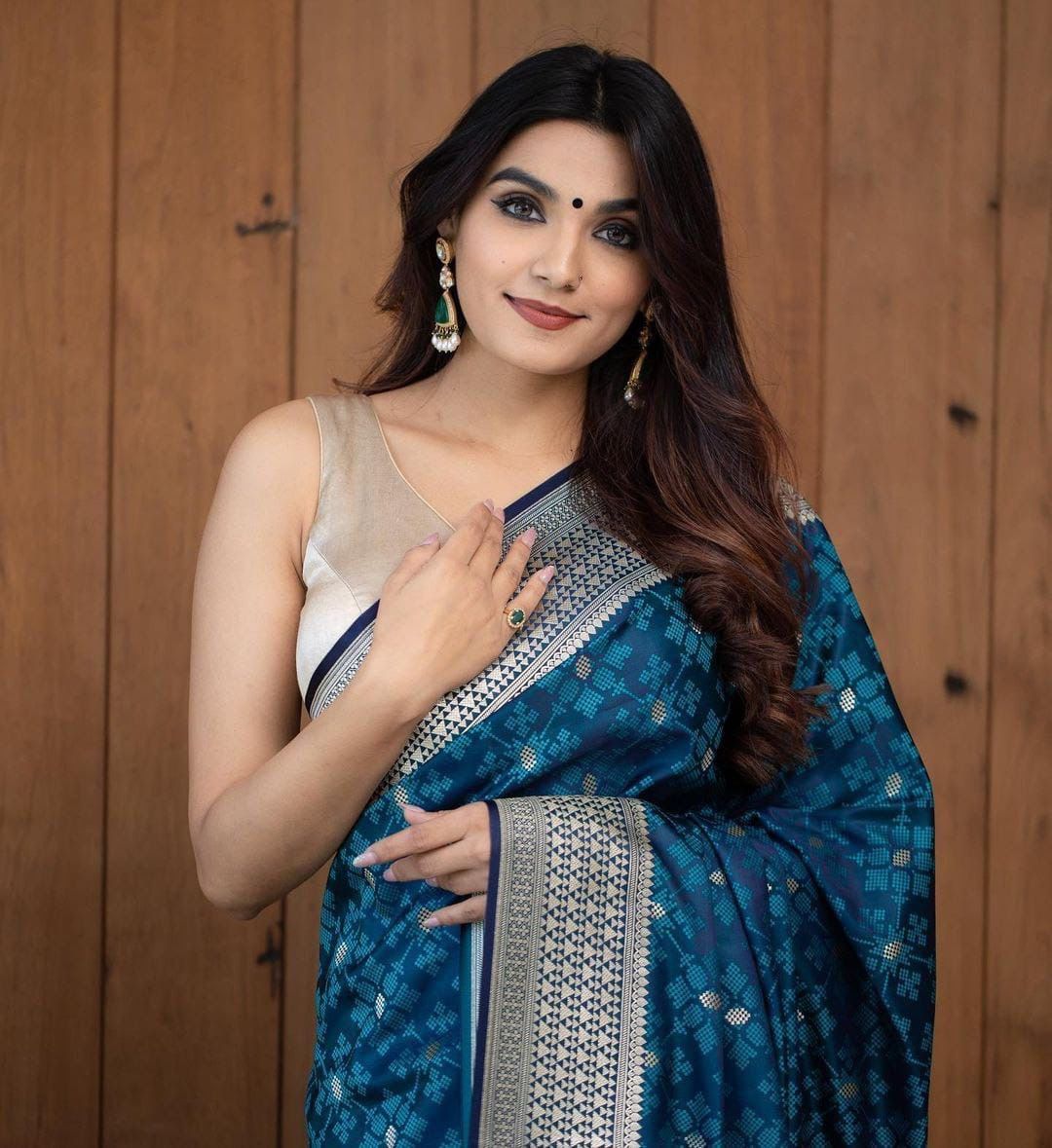 Women Geometric Woven Banarasi Silk Saree