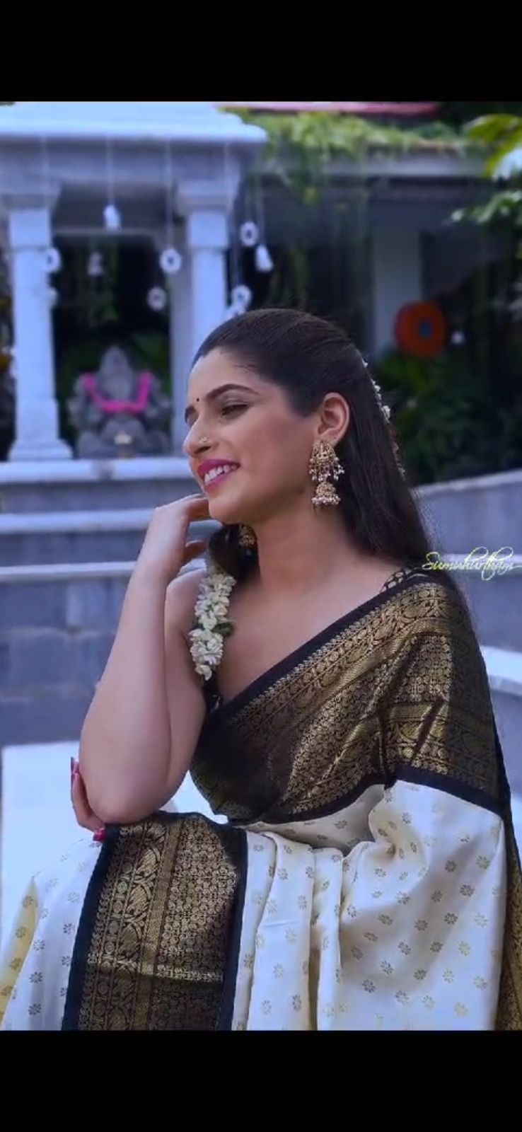 Self Design Kanjivaram Jacquard Saree  (Cream)